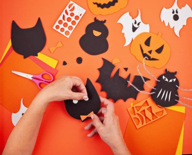 Cadılar Bayramı dekorasyonunu hazırlayan eller