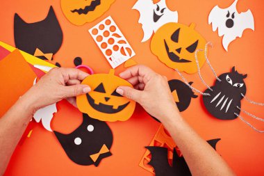 Cadılar Bayramı dekorasyonunu hazırlayan eller