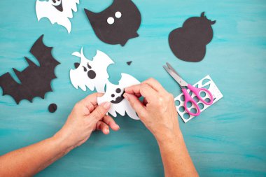 Cadılar Bayramı dekorasyonunu hazırlayan eller