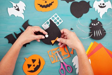 Cadılar Bayramı dekorasyonunu hazırlayan eller