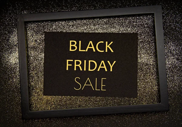 Papel preto e moldura com texto Black Friday venda sobre sh dourado — Fotografia de Stock