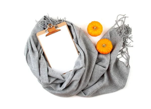 Composición plana de otoño con bloc de notas y una bufanda de lana caliente — Foto de Stock