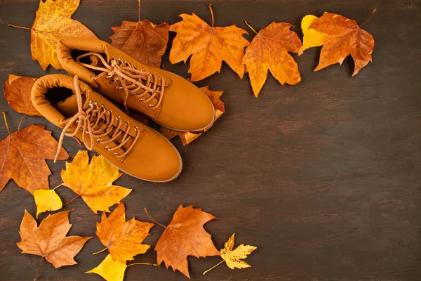 Horní pohled na oranžové podzimní boty a podzimní listí — Stock fotografie