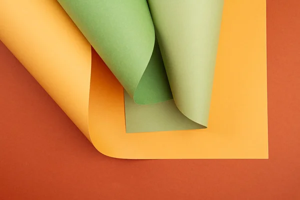 Különböző lapokból készült hengerelt texturált papírlapok elvont háttere — Stock Fotó