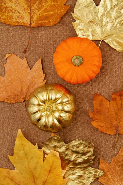 Pose plate composition d'automne avec automne feuilles jaunes et dorées a — Photo