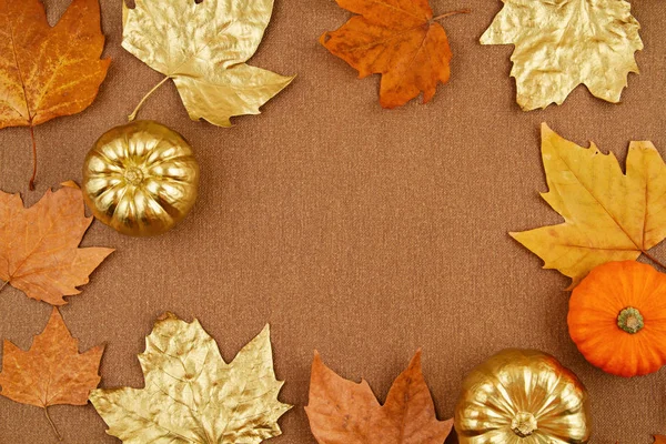 Pose plate composition d'automne avec automne feuilles jaunes et dorées a — Photo