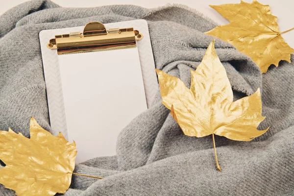 Επίπεδη λαϊκή σύνθεση φθινόπωρο με λευκό φύλλο χαρτιού και ένα ζεστό wo — Φωτογραφία Αρχείου