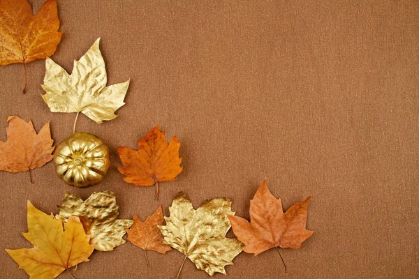 Composición plana de otoño con hojas de color amarillo otoño y dorado a —  Fotos de Stock