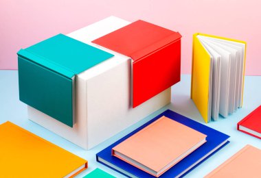 Mavi pastel arka planda renkli defterler var. Modern sürgün
