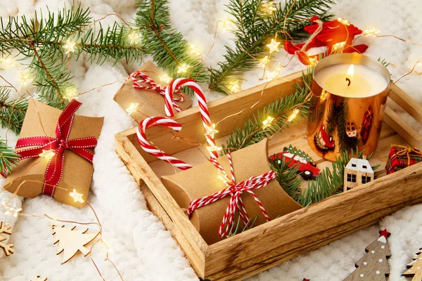 Widok z góry na kompozycję świąteczną z prezentami, choinka, świeca — Zdjęcie stockowe