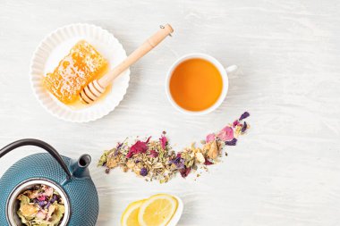 Geleneksel çay seremonisi aksesuarları, çaydanlık, otlar ve kuru meyve çayı. Kader, rahatlama, iyileşme, sağlıklı rahatlama, çay saati, zen davranış konsepti. Üst manzara, düz uzanma  