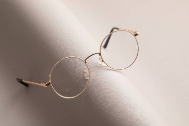 Gri arka planda şık gözlükler. Optik mağaza, gözlük seçimi, göz testi, göz doktorunda vizyon muayenesi, moda aksesuarları konsepti
