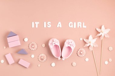 Yeni doğmuş şirin bebek ayakkabıları ve pembe arka planda şenlik süsleri. Bebek partisi, doğum günü, davetiye ya da tebrik kartı fikri