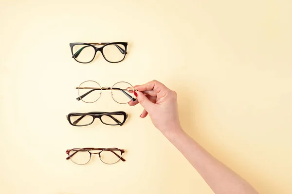 Een Vrouw Die Een Bril Vasthoudt Optische Winkel Bril Selectie — Stockfoto