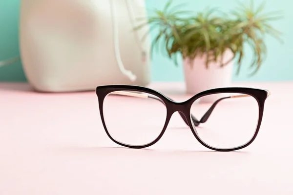 Óculos Elegantes Sobre Fundo Pastel Loja Óptica Teste Ocular Exame — Fotografia de Stock