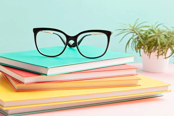 Stijlvolle Brillen Een Stapel Boeken Studeren Lezen Optische Winkel Oogtest — Stockfoto