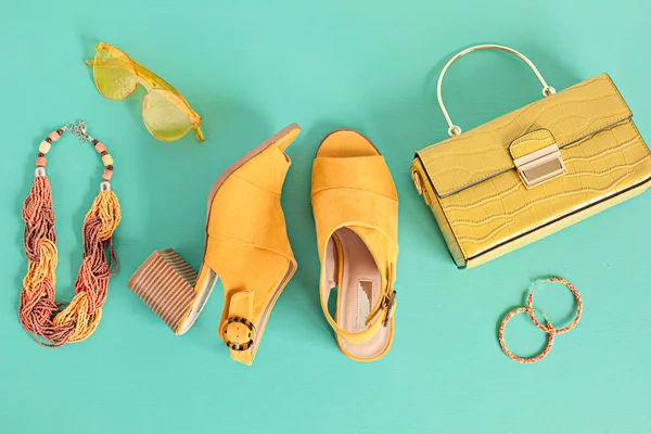 Turkuaz Arka Planda Sarı Renkli Kadın Aksesuarlarıyla Yatıyordu Moda Çevrimiçi — Stok fotoğraf