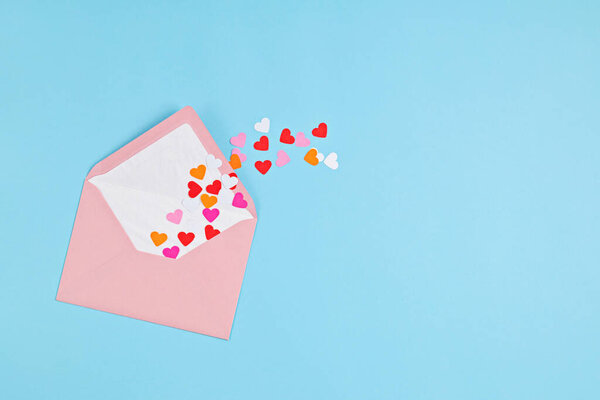 Конфетти и розовый конверт. Любовь, день святого Валентина, открытки на день матери, благодарность, выражая благодарность врачам и медсестрам концепции
