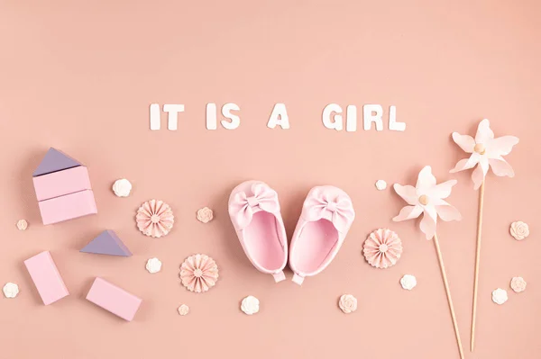 Leuke Pasgeboren Baby Meisje Schoenen Met Feestelijke Decoratie Roze Achtergrond — Stockfoto