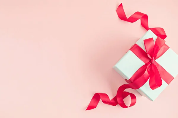 Geschenkkarton Von Oben Mit Roter Schleife Feiertag Geburtstag Muttertag Valentinstag — Stockfoto