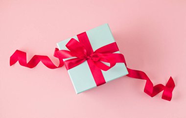 Kırmızı kurdeleli üst manzara hediye kutusu. Tatil, doğum günü, anneler günü, Sevgililer Günü konsepti. Boşluğu kopyala