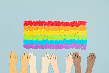 LGBT gay Pride sembolü gökkuşağı renkli bayrak şeklinde kağıt kalpler. Aşk, çeşitlilik, hoşgörü, eşitlik kavramı