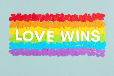 LGBT gay Pride sembolü gökkuşağı renkli bayrak şeklinde kağıt kalpler. Aşk, çeşitlilik, hoşgörü, eşitlik kavramı