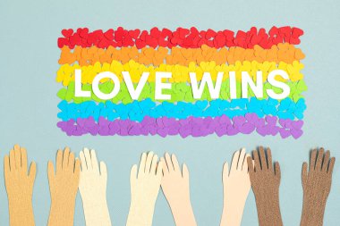 LGBT gay Pride sembolü gökkuşağı renkli bayrak şeklinde kağıt kalpler. Aşk, çeşitlilik, hoşgörü, eşitlik kavramı