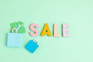 Kelime satışı ve alışveriş poşetleri. Sesonal satış, online anlaşmalar, indirimler, promosyon, alışveriş bağımlılığı konsepti