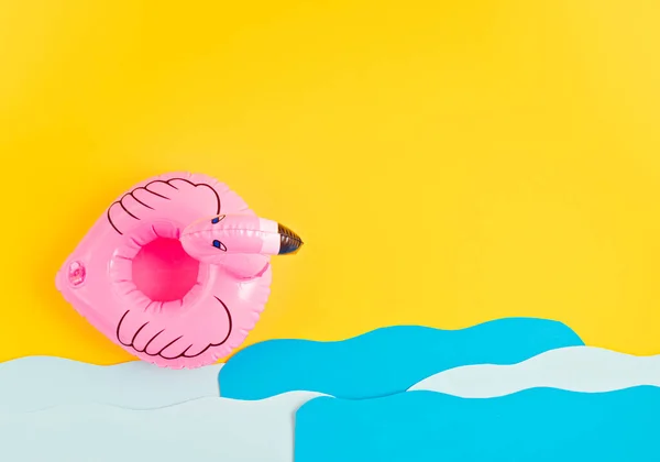 Aufblasbarer Rosa Flamingo Papiermeerwellen Sommerurlaub Und Strand Urlaub Meer Party — Stockfoto