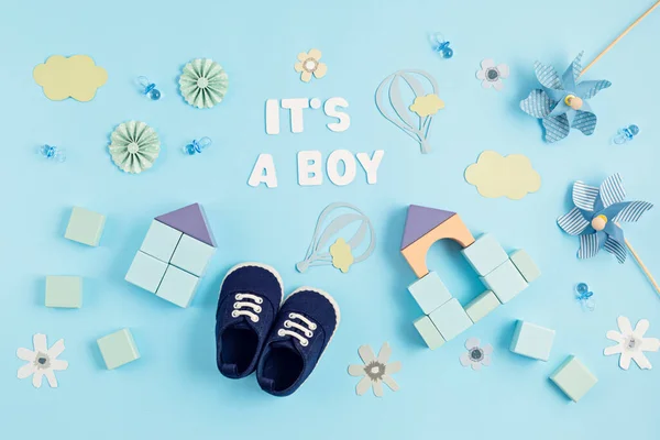 Cute Noworodka Chłopiec Buty Świątecznym Dekoracji Niebieskim Tle Baby Shower — Zdjęcie stockowe