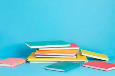 Renkli kitap ve defterler yığını. Eğitim, öğrenim, öğrenim, okula dönüş, öğretim kavramı