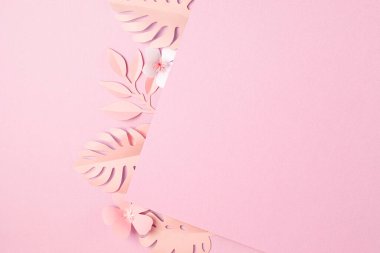 Pastel arka planda kağıt tropik yapraklar ve çiçekler. Yaz egzotik tatilleri, tebrik kartı maketleri. DIY projesi fikri. Üst görünüm düzlüğü