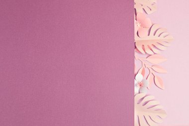 Pastel arka planda kağıt tropik yapraklar ve çiçekler. Yaz egzotik tatilleri, tebrik kartı maketleri. DIY projesi fikri. Üst görünüm düzlüğü
