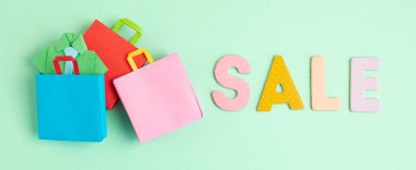 Kelime satışı ve alışveriş poşetleri. Sesonal satış, online anlaşmalar, indirimler, promosyon, alışveriş bağımlılığı konsepti. düz yat, afiş