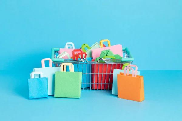 Korgen Full Papperspåsar Sesonal Försäljning Online Erbjudanden Rabatter Marknadsföring Shopping — Stockfoto