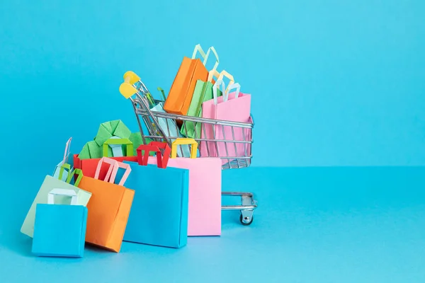 Korgen Full Papperspåsar Sesonal Försäljning Online Erbjudanden Rabatter Marknadsföring Shopping — Stockfoto