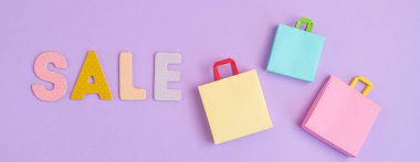 Kelime satışı ve alışveriş poşetleri. Sesonal satış, online anlaşmalar, indirimler, promosyon, alışveriş bağımlılığı konsepti. düz yat, afiş