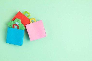 Poşet alışverişi. Sesonal satış, online anlaşmalar, indirimler, promosyon, alışveriş bağımlılığı konsepti. Üst manzara, düz uzanma
