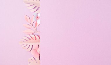 Pastel arka planda kağıt tropik yapraklar ve çiçekler. Yaz egzotik tatilleri, tebrik kartı maketleri. DIY projesi fikri. Üst görünüm düzlüğü