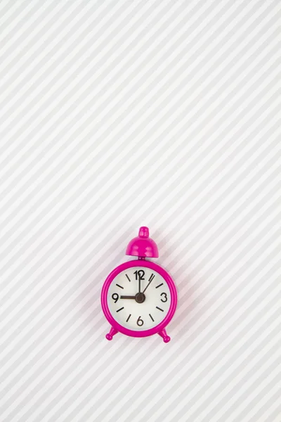 縞模様の背景にヴィンテージ目覚まし時計とフラットレイ — ストック写真