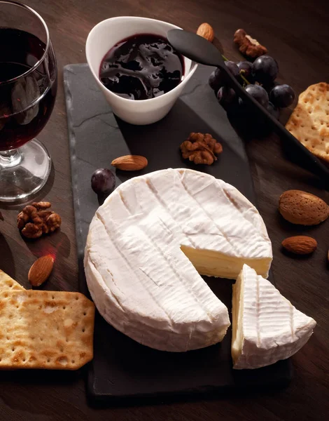 Mesa Aperitivos Com Camembert Queijo Francês Amd Uvas Para Festa — Fotografia de Stock