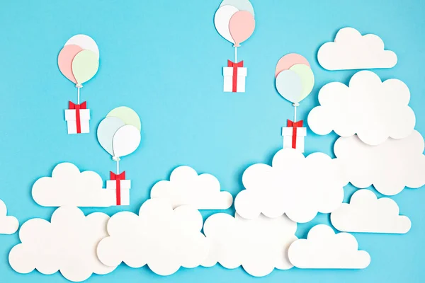 Χαρτομάντηλα Μπαλόνια Και Κουτί Δώρου Επιπλέουν Μπλε Ουρανό Σύννεφα Καλές — Φωτογραφία Αρχείου