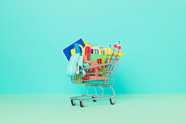 Carrello Della Spesa Pieno Materiale Scolastico Preparazione Scuola Shopping Vendita — Foto Stock