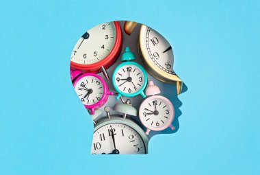 Çalar saatlerle dolu kağıt kafa. Modern yaşam tarzı, stres, zaman yönetimi, planlama kavramı