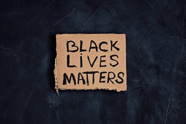 Las Vidas Negras Importan Texto Sobre Cartón Sobre Fondo Oscuro —  Fotos de Stock