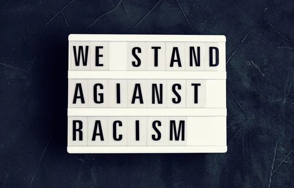 我们反对在黑漆漆的背景下把种族主义的案文放在灯箱上 — 图库照片