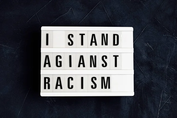 我反对在黑漆漆的背景下把种族主义的文字放在灯箱上 — 图库照片