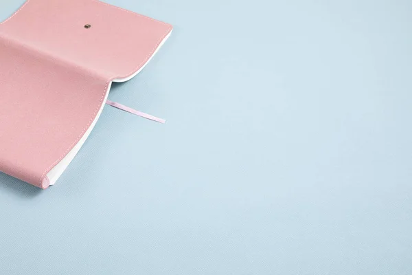 Откройте Розовую Тетрадь Голубом Пастельном Фоне Изучение Чтение Расслабление Cncept — стоковое фото