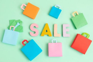 Kelime satışı ve alışveriş poşetleri. Sesonal satış, online anlaşmalar, indirimler, promosyon, alışveriş bağımlılığı konsepti